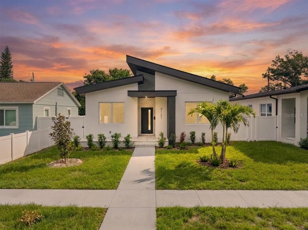 3121 QUEEN STREET N ST PETERSBURG, FL 33713