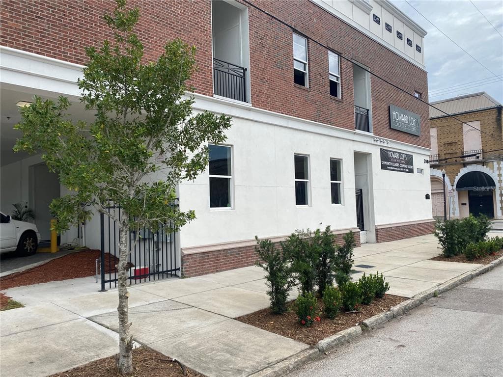 2004 N HOWARD AVENUE UNIT 105