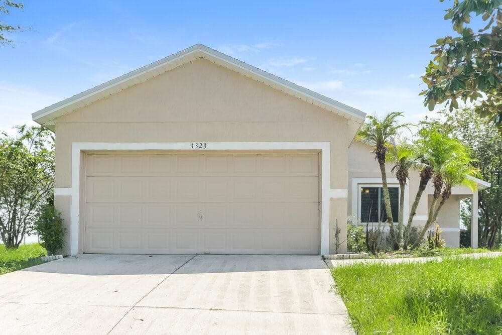 1323 HILLVIEW DRIVE CLERMONT, FL 34711