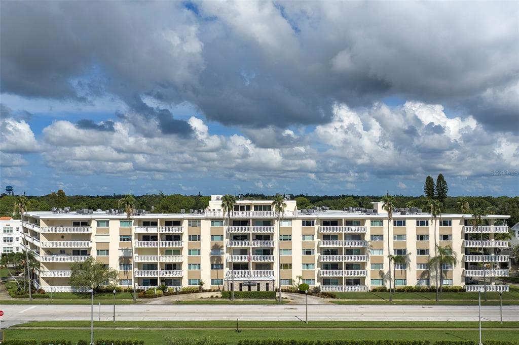 1200 N SHORE DRIVE NE UNIT 208
