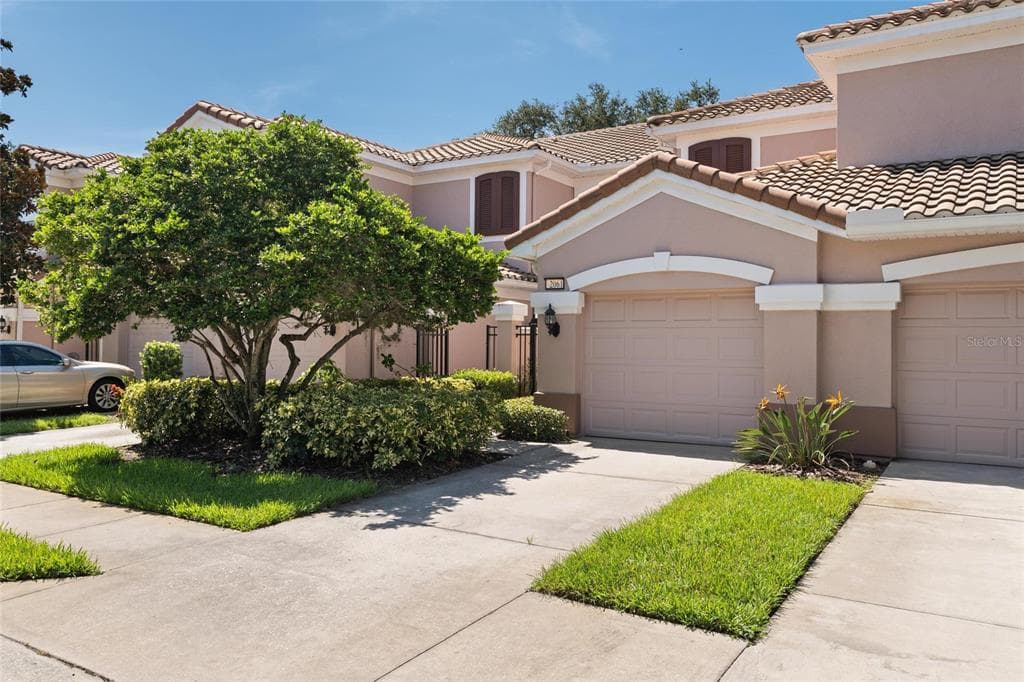 2061 CARRIAGE LANE UNIT 104 CLEARWATER, FL 33765