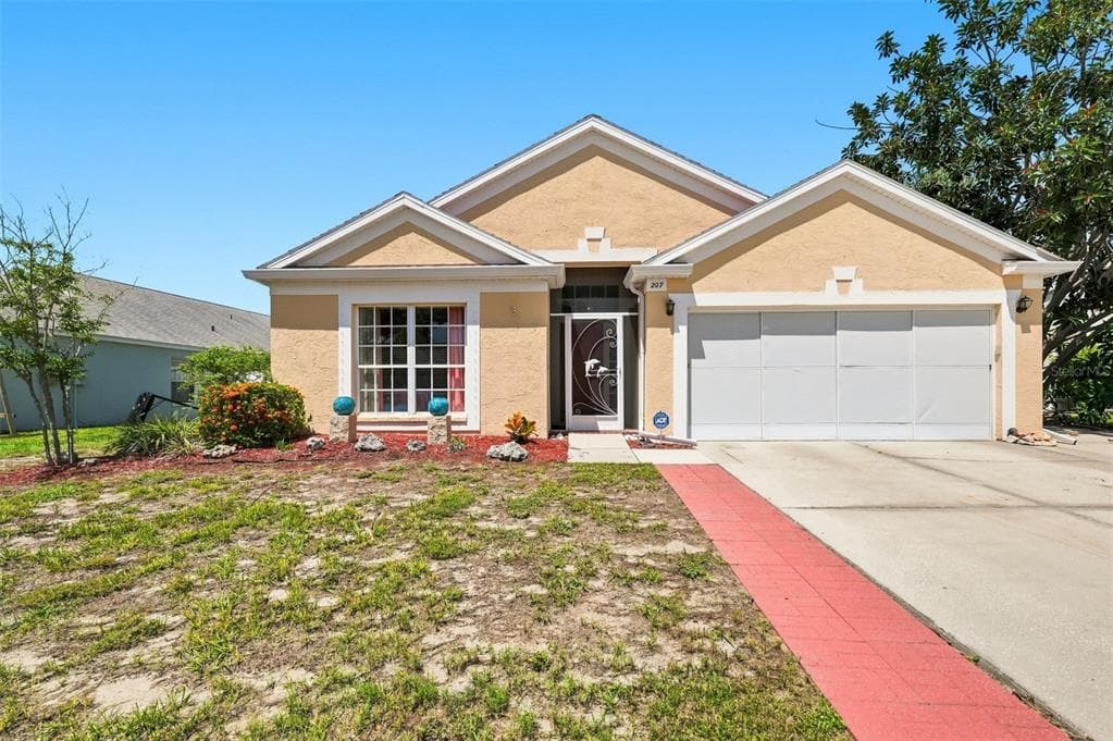 207 LAKEWAY LANE