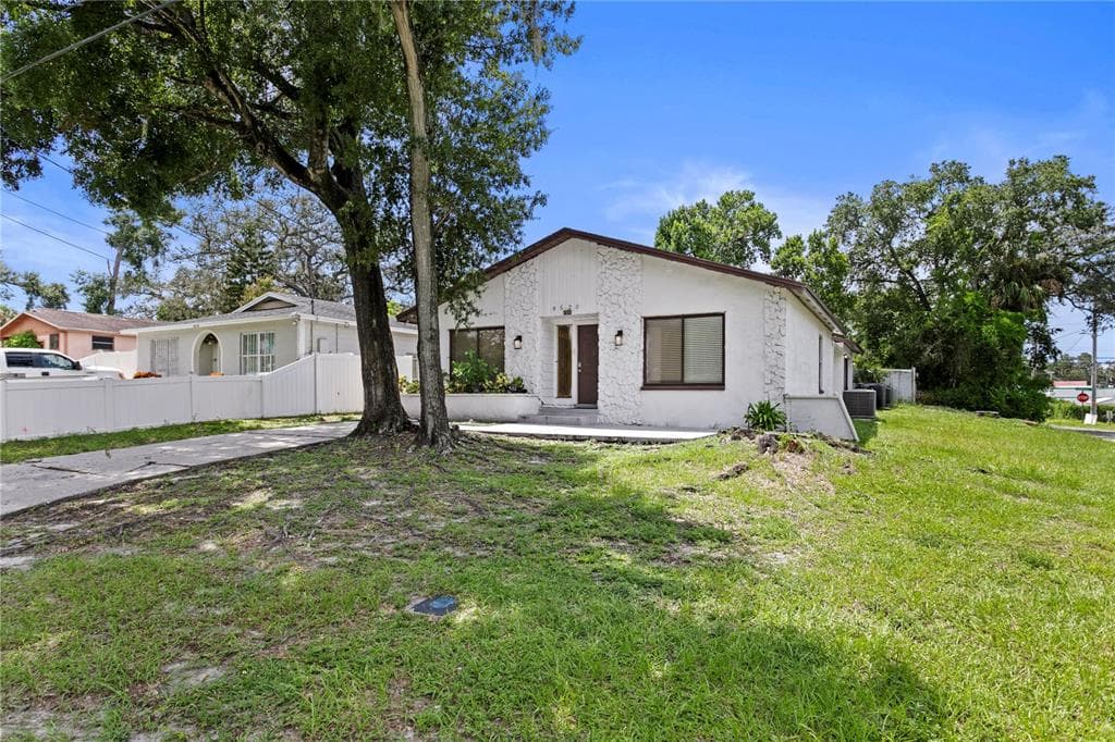 8520 N BRANCH AVENUE TAMPA, FL 33604