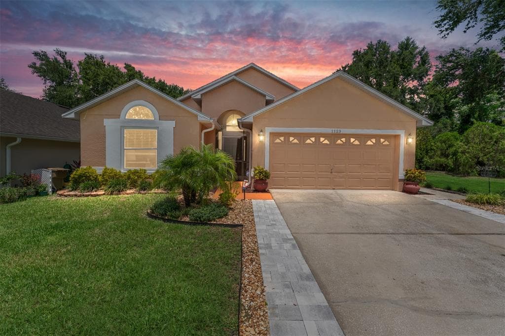 1123 W GREENLEY AVENUE W GROVELAND, FL 34736
