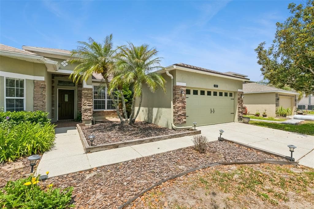 237 STRATHMORE CIRCLE KISSIMMEE, FL 34744