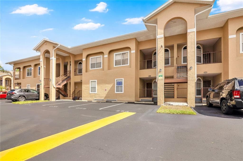 8825 CORAL PALMS COURT UNIT B KISSIMMEE, FL 34747