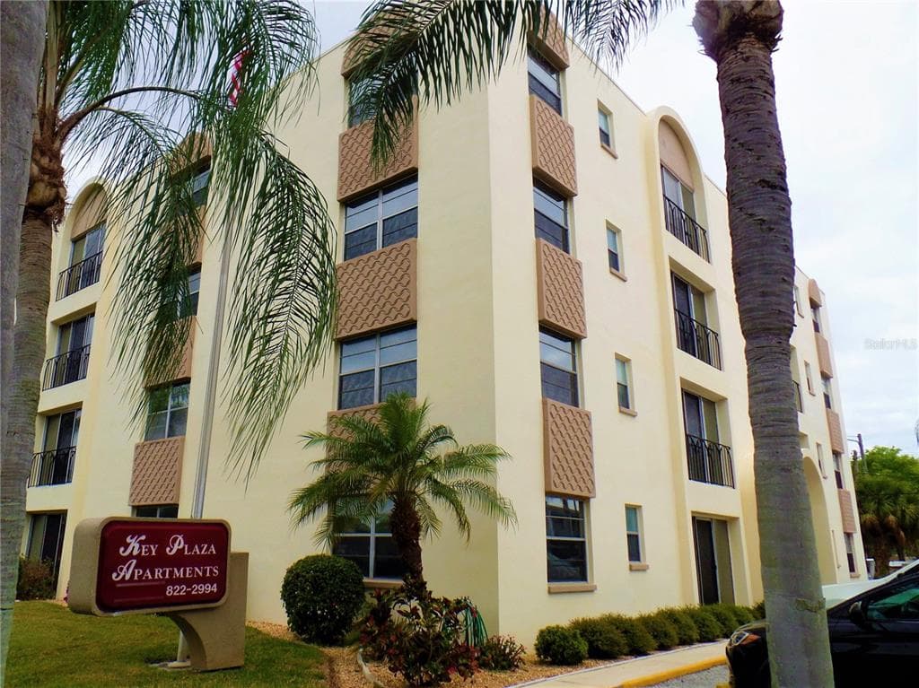 327 34TH AVENUE N UNIT 304 ST PETERSBURG, FL 33704