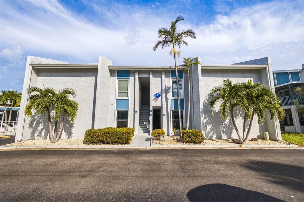 230 MEDALLION BOULEVARD UNIT F MADEIRA BEACH, FL 33708