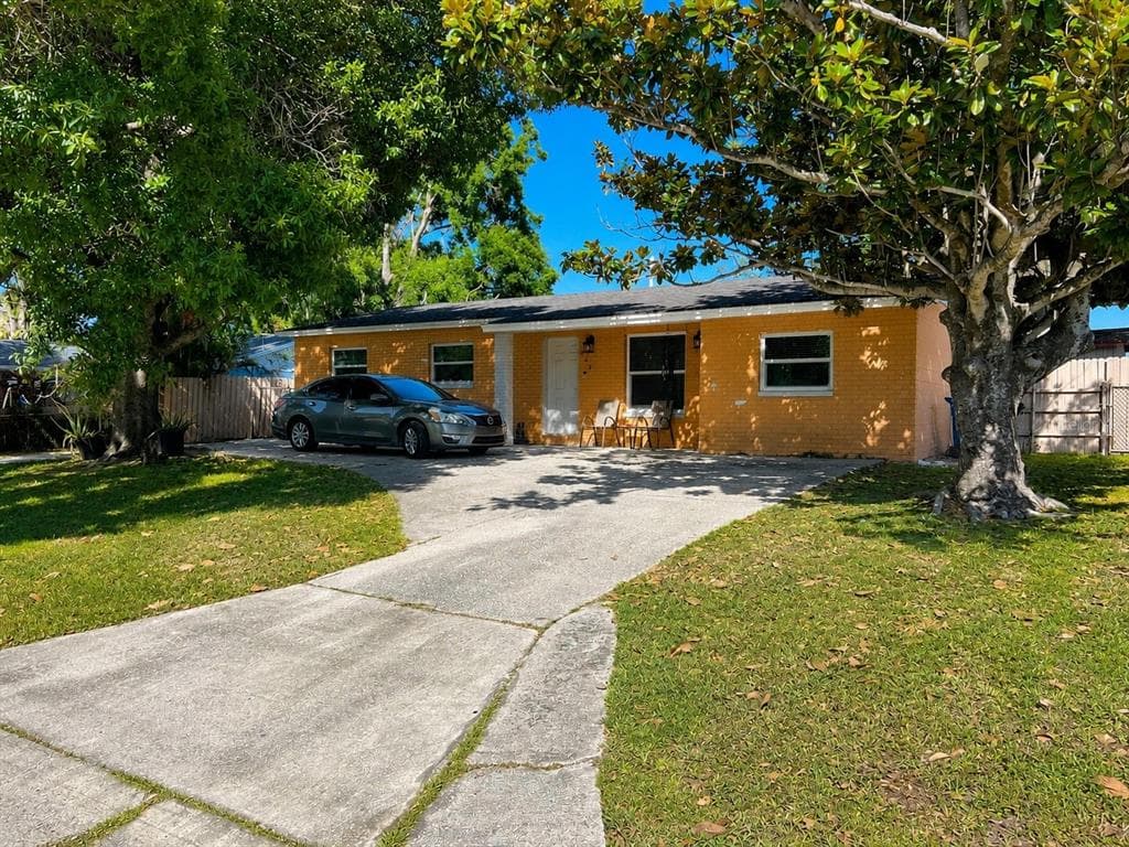 802 PAPAYA DRIVE TAMPA, FL 33619