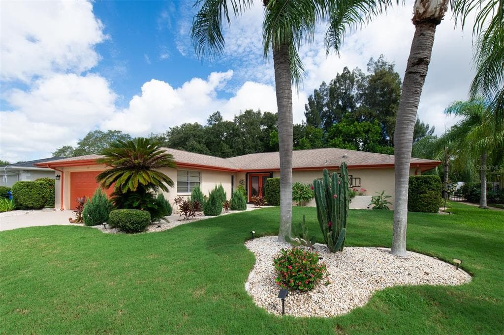 207 AMESBURY CIRCLE SUN CITY CENTER, FL 33573
