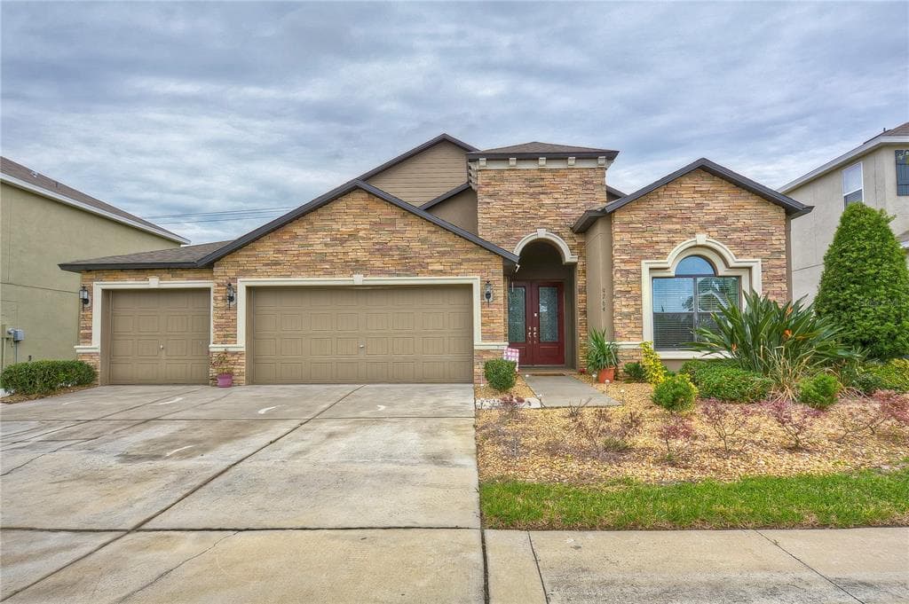 9764 TRONCAIS CIRCLE THONOTOSASSA, FL 33592