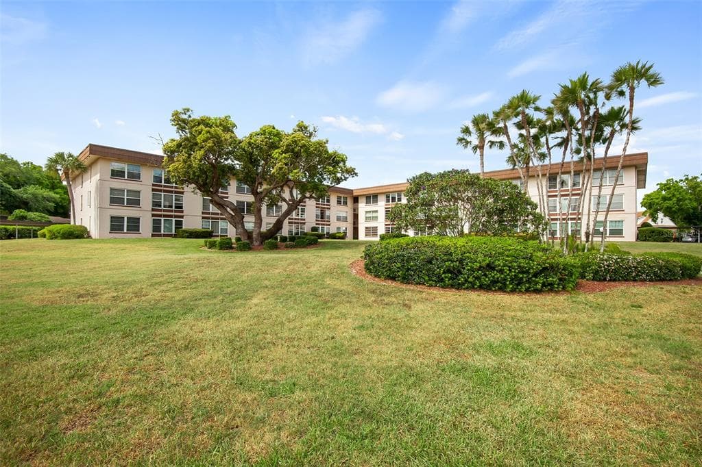 333 LAKE HOWARD DRIVE NW UNIT 112B WINTER HAVEN, FL 33880