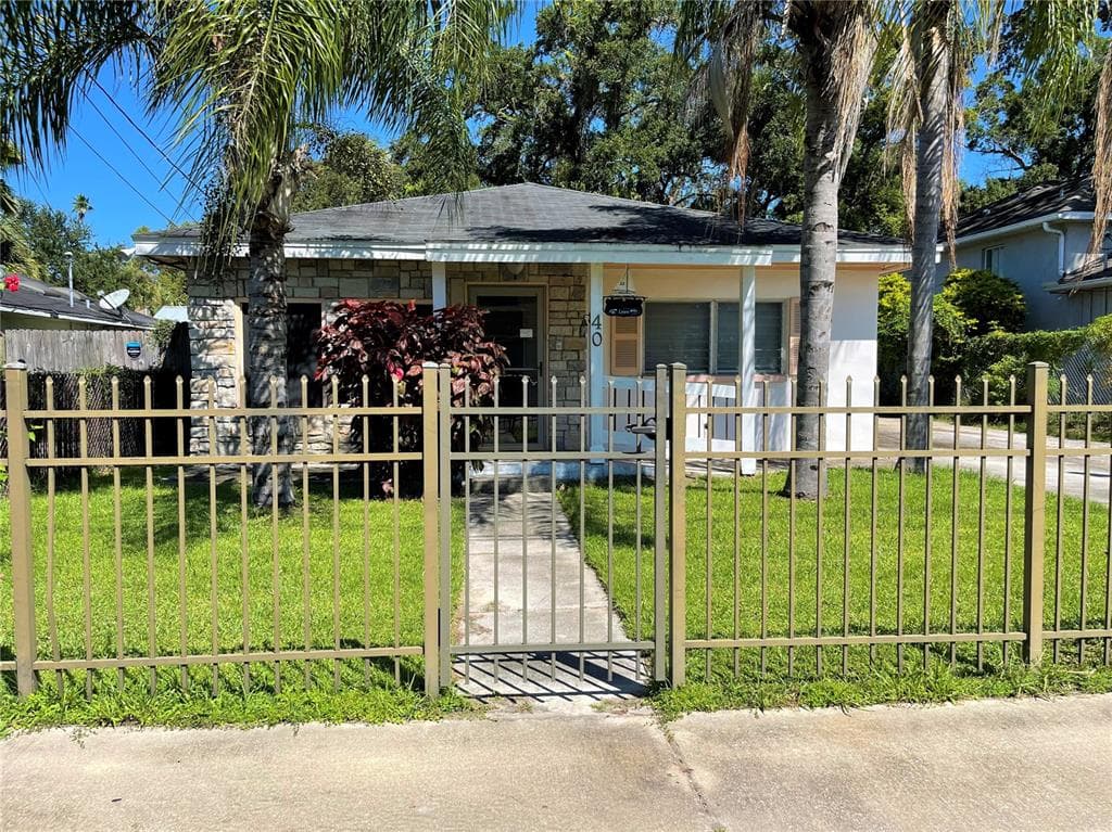 40 W BOYER STREET TARPON SPRINGS, FL 34689