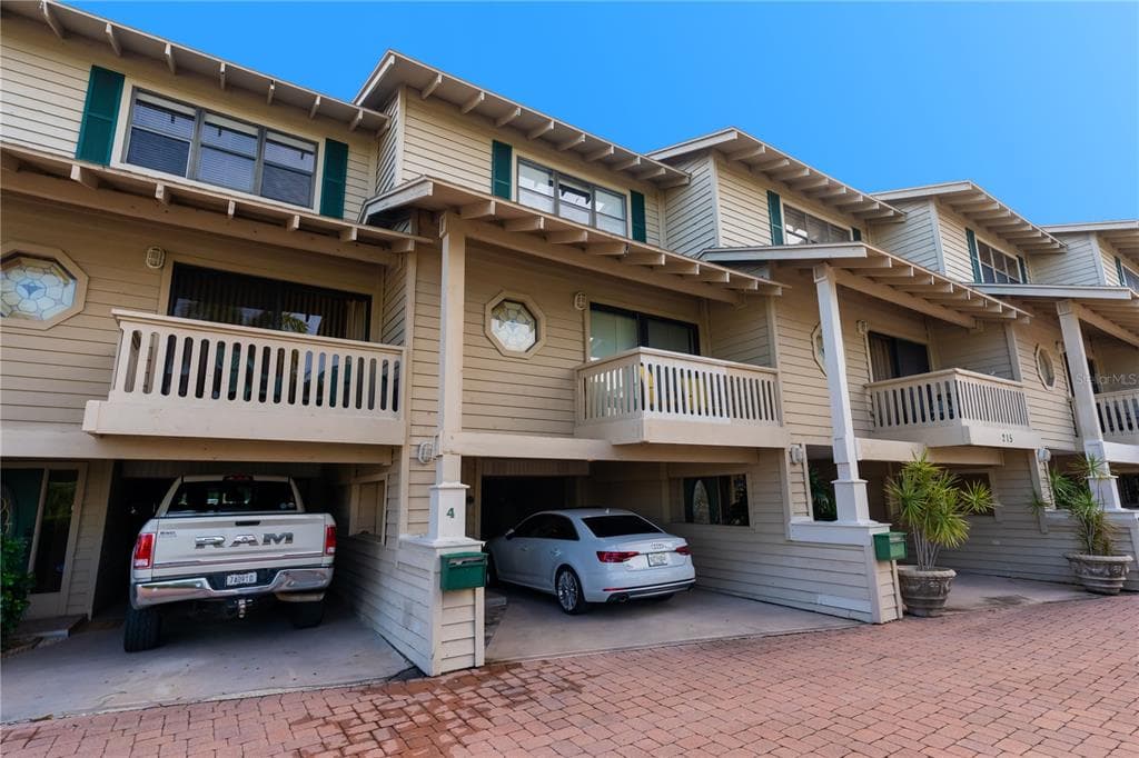 215 85TH AVENUE UNIT 4 TREASURE ISLAND, FL 33706