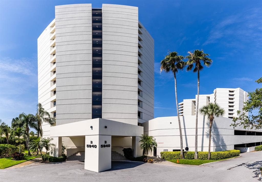 5940 PELICAN BAY PLAZA S UNIT 804 GULFPORT, FL 33707