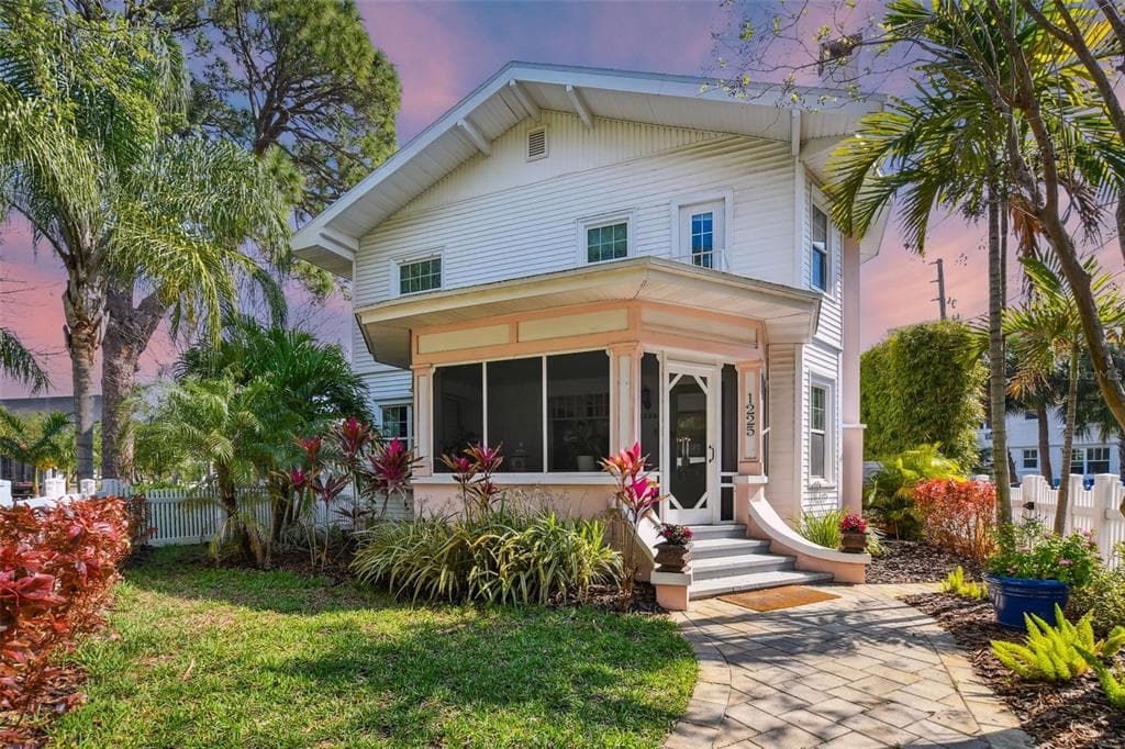 1225 BEACH DRIVE NE ST PETERSBURG, FL 33701