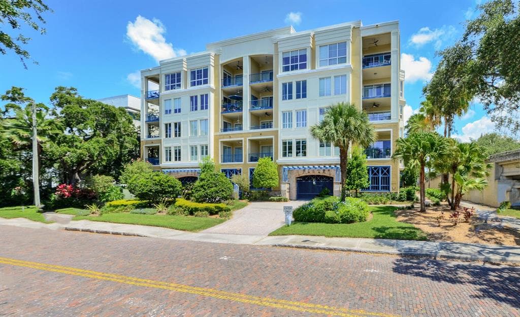 509 W BAY STREET UNIT 105 TAMPA, FL 33606