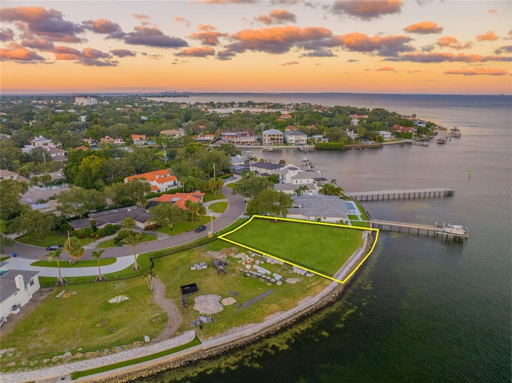 125 BAY POINT DRIVE NE ST PETERSBURG, FL 33704