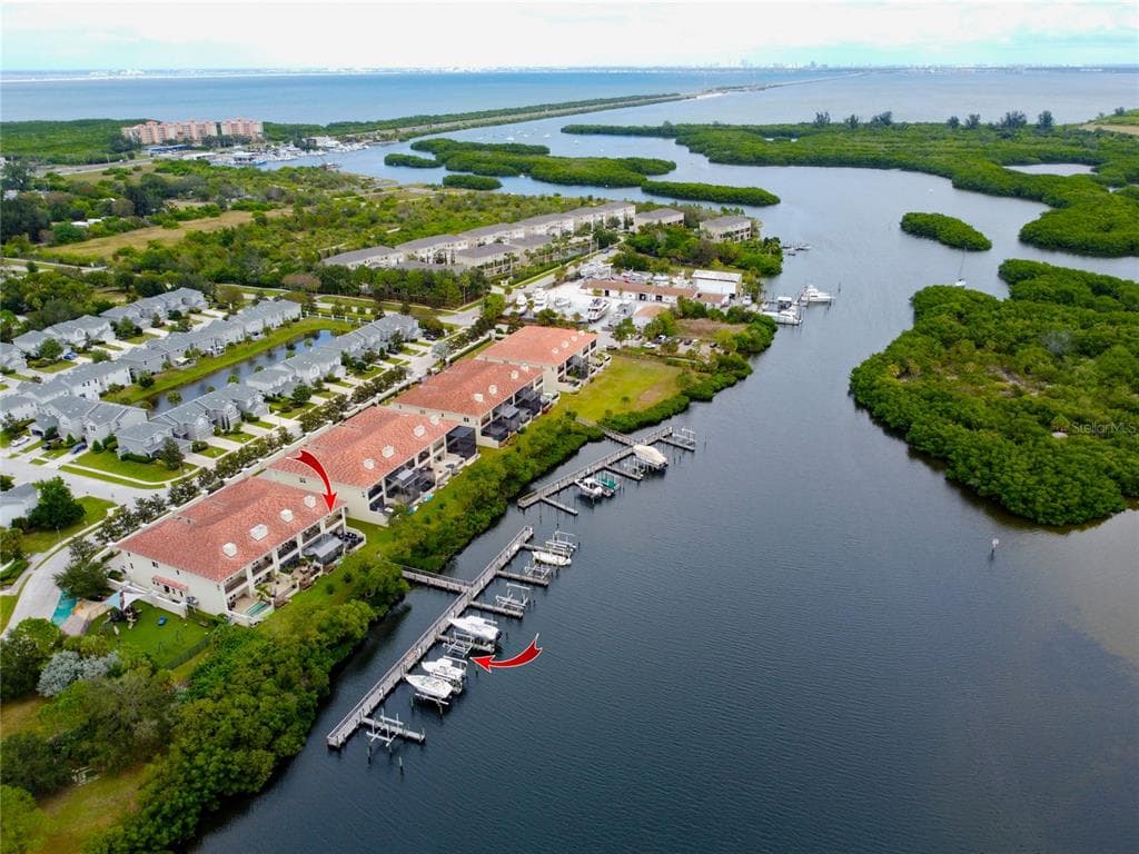 1022 PASEO DEL RIO NE ST PETERSBURG, FL 33702