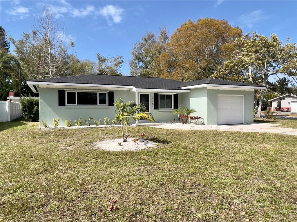 225 NW LINCOLN CIRCLE N