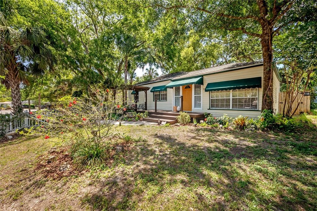 1211 E PARK CIRCLE TAMPA, FL 33604