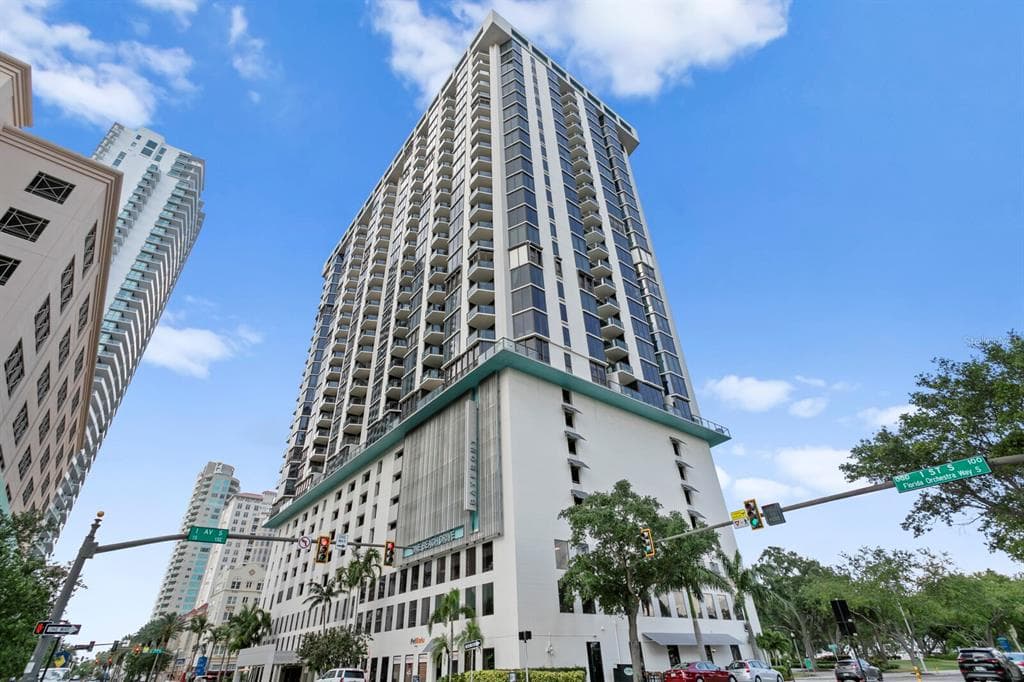 1 BEACH DRIVE SE UNIT 1809 ST PETERSBURG, FL 33701