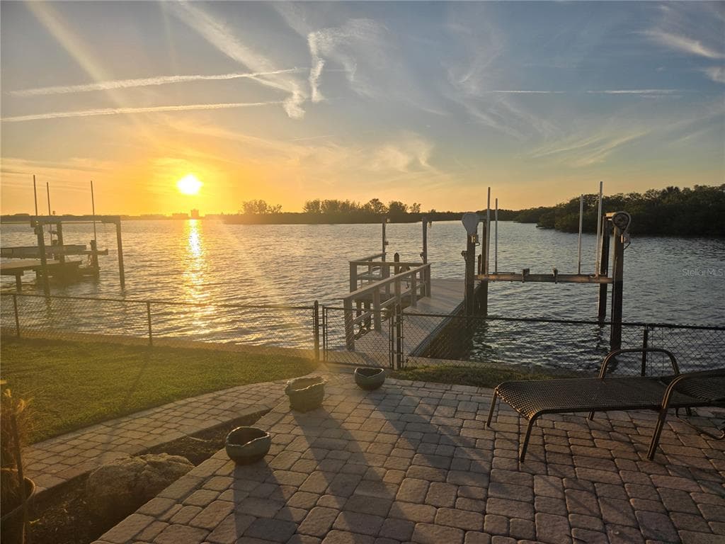 5694 OAKHURST DRIVE SEMINOLE, FL 33772