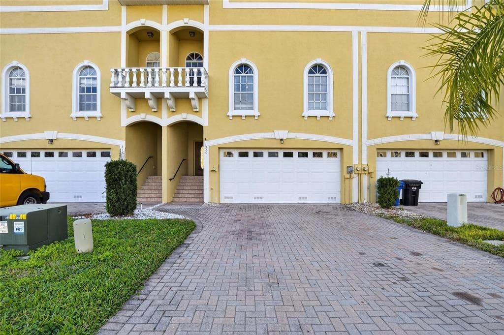 520 VILLA TREVISO COURT APOLLO BEACH, FL 33572
