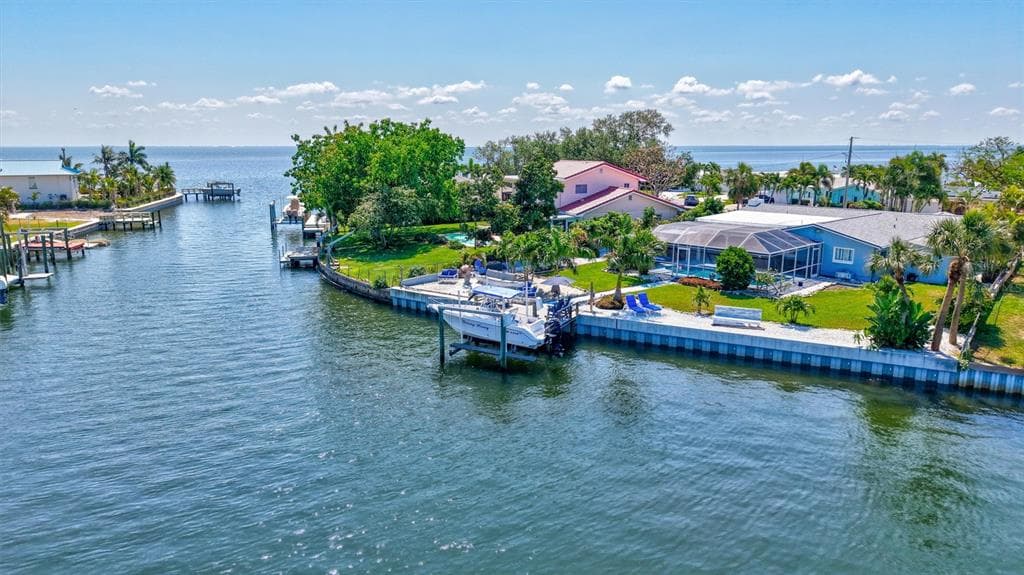 563 LEWIS BOULEVARD SE ST PETERSBURG, FL 33705