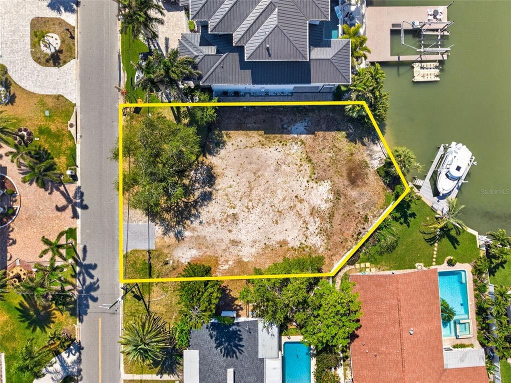 909 OAKWOOD DRIVE LARGO, FL 33770