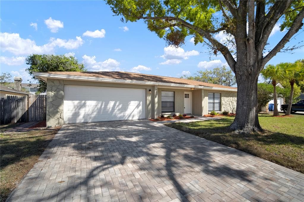 1218 LORNEWOOD DRIVE VALRICO, FL 33596