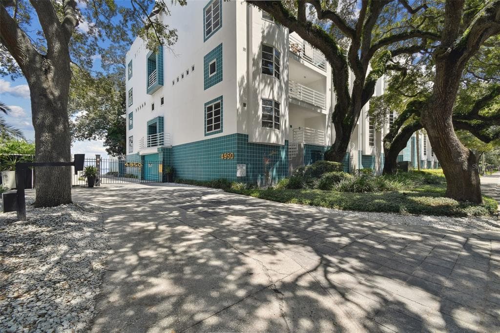 4950 BAYSHORE BOULEVARD UNIT 30